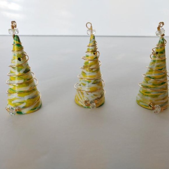Hand Crafted Single Yellow Christmas Tree Ornament With Beads & Gold Tone Wire - Picture 12 of 16